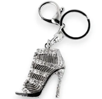 Silberner Schlüsselanhänger mit Strass und Blumen an einem Schuh mit Absatz