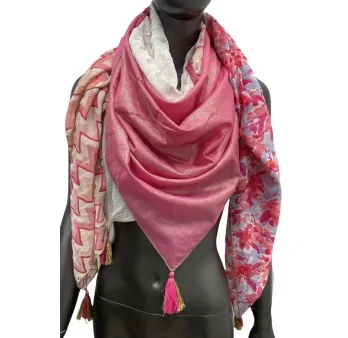 Vierseitiges rosefarbenes Schal
