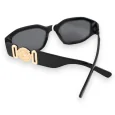 Rechteckige schwarze Brillen mit goldenen Schmuckarmbändern