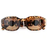 Gafas rectangulares de leopardo marrón con patillas anchas y joyas doradas