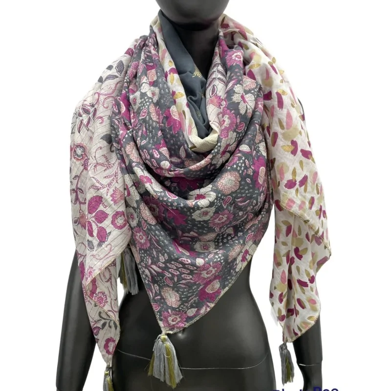 Foulard carré patchwork imprimé plumes et fleurs gris et rose