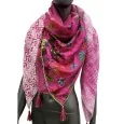 Foulard patchwork ethnique et fleurs fuchsia