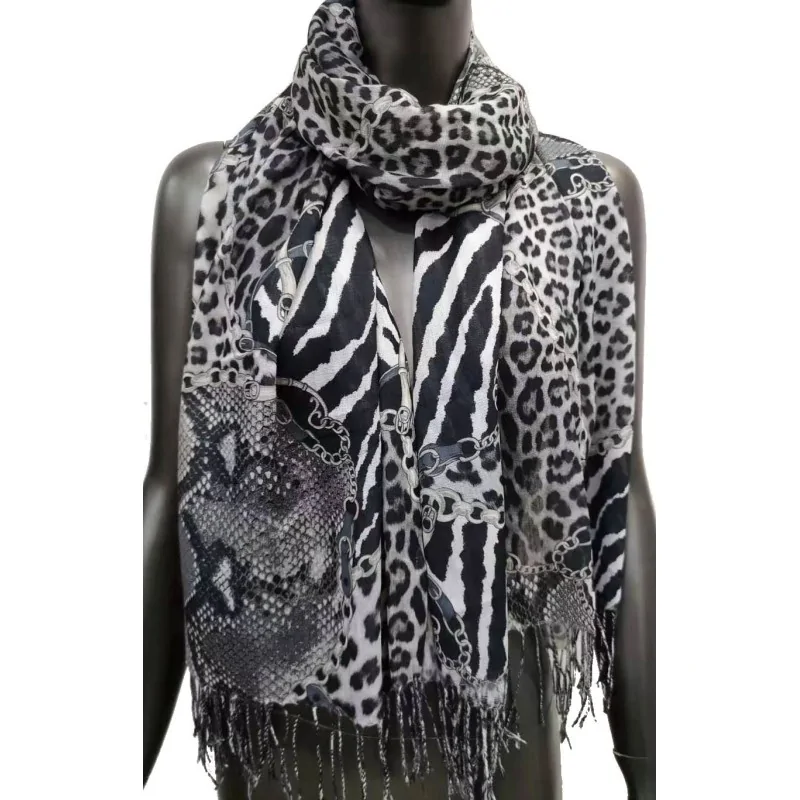 Foulard imprimé peaux animales et chaînes noir et blanc