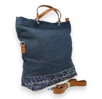 Handtasche aus rohem blauen Jeansstoff mit Band aus glänzenden Steinen