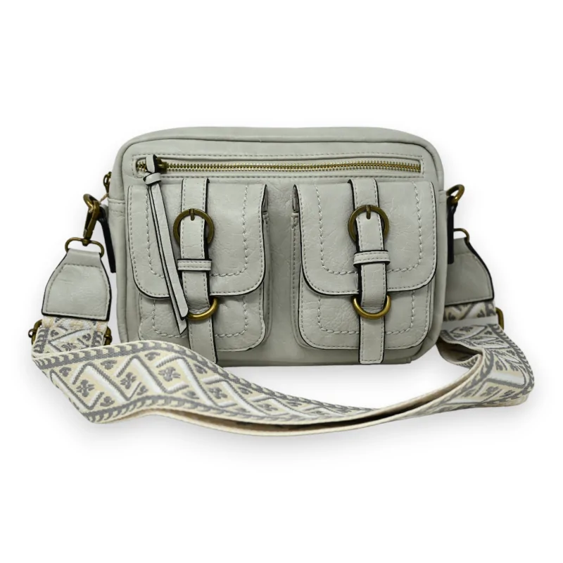 Bolso bandolera gris claro rectangular con 2 bolsillos en relieve