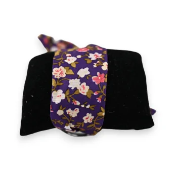 Armbanduhr mit violettem Stoffarmband und mehrfarbigen Blumen