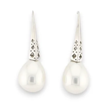 Silberfarbene Phantasie-Ohrringe mit Perlen-Tropfen