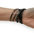 Pulsera doble de cuero negro con dijes y strass gris