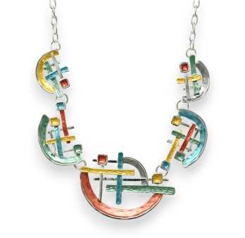 Conjunto de collar plateado con forma geométrica multicolor