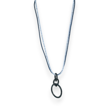 Langer Phantasie-Halskette mit ineinander verschlungenen Kreisen in Marineblau