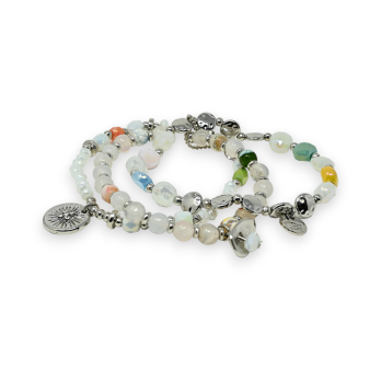 Pulsera de 3 piezas con perlas blancas y pequeños toques de color