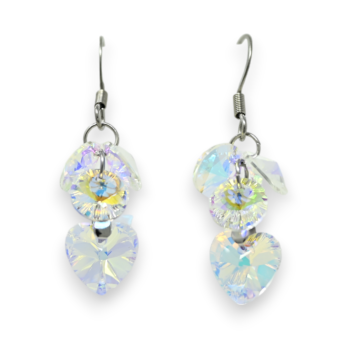 Silberfarbene Edelstahl-Ohrringe mit hängenden, funkelnden Steinen und Regenbogenreflexionen