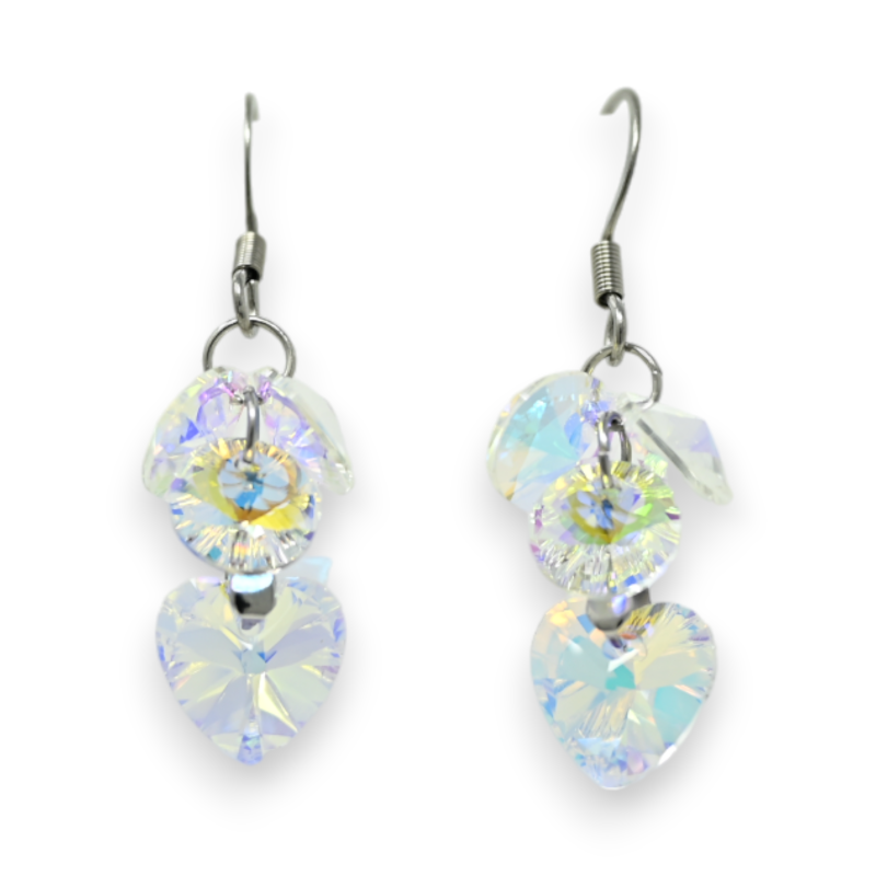 Silberfarbene Edelstahl-Ohrringe mit hängenden, funkelnden Steinen und Regenbogenreflexionen