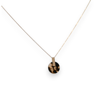 Coppery rose steel necklace with speckled beige and black round medallion with translucent effect