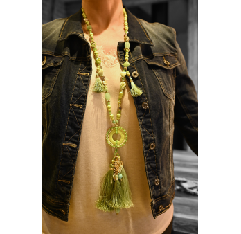 Collar largo de fantasía en tonos verdes con medallón redondo, pompones y abalorios
