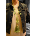 Collana a sautoir di fantasia in tonalità di verde con medaglione rotondo, pon pon e ciondoli
