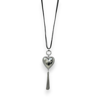 Langer silberner Fantasie-Halskette mit Herz-Relief und metallisch glänzendem Pompon