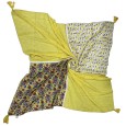 Foulard quadrato patchwork con stampa di fiori e teschi in giallo brillante