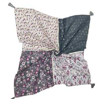 Foulard carré patchwork imprimé plumes et fleurs gris et rose