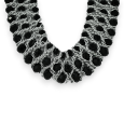 de perlesFancy black and silver choker necklace adorned with pearls