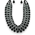 de perlesFancy black and silver choker necklace adorned with pearls