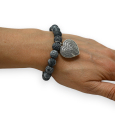 Armband mit anthrazitgrauen Steinen, silberfarbener Medaillon-Herzanhänger