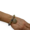 Pulsera de piedras en tonos beige y gris con dije de medallón dorado en forma de corazón