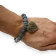 Pulsera de piedras gris antracita con dije de medallón dorado en forma de corazón