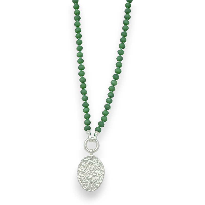 Collar de fantasía con perlas verdes y medallón plateado cepillado