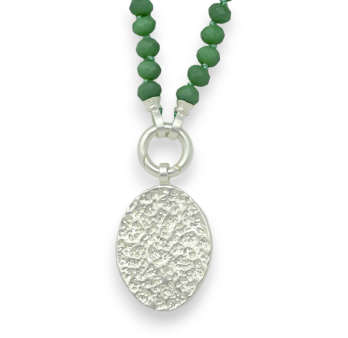 Fantasie-Halskette grüne Perlen silbernes gebürstetes Medaillon