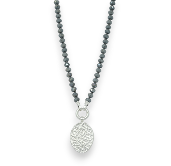 Collier fantaisie perles grises brillantes médaillon argenté brossé