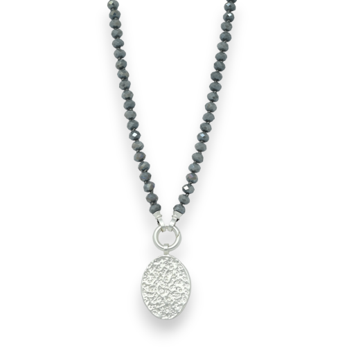 Collier fantaisie perles grises brillantes médaillon argenté brossé