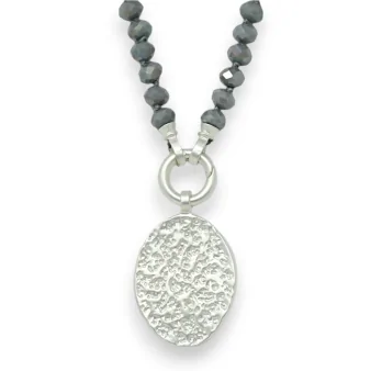 Phantasiekette mit glänzenden grauen Perlen und gebürstetem silberfarbenem Medaillon