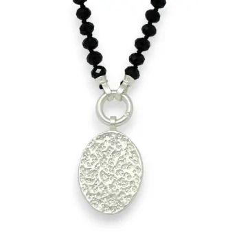 Fantasie-Halskette mit glänzenden schwarzen Perlen und gebürstetem silberfarbenem Medaillon
