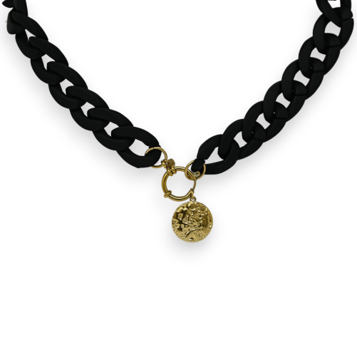 Collar de fantasía con cadena de resina negra y medallón dorado tallado