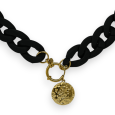 Fantasie-Halskette mit schwarzer Harzkette und goldenem geschnitzten Medaillon