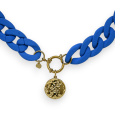 Collana fantasia catena in resina blu reale con medaglione dorato scolpito