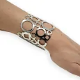 Brazalete de puño plateado forma geométrica