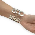 Brazalete de puño plateado forma geométrica