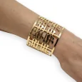 Brazalete de puño dorado notas de música