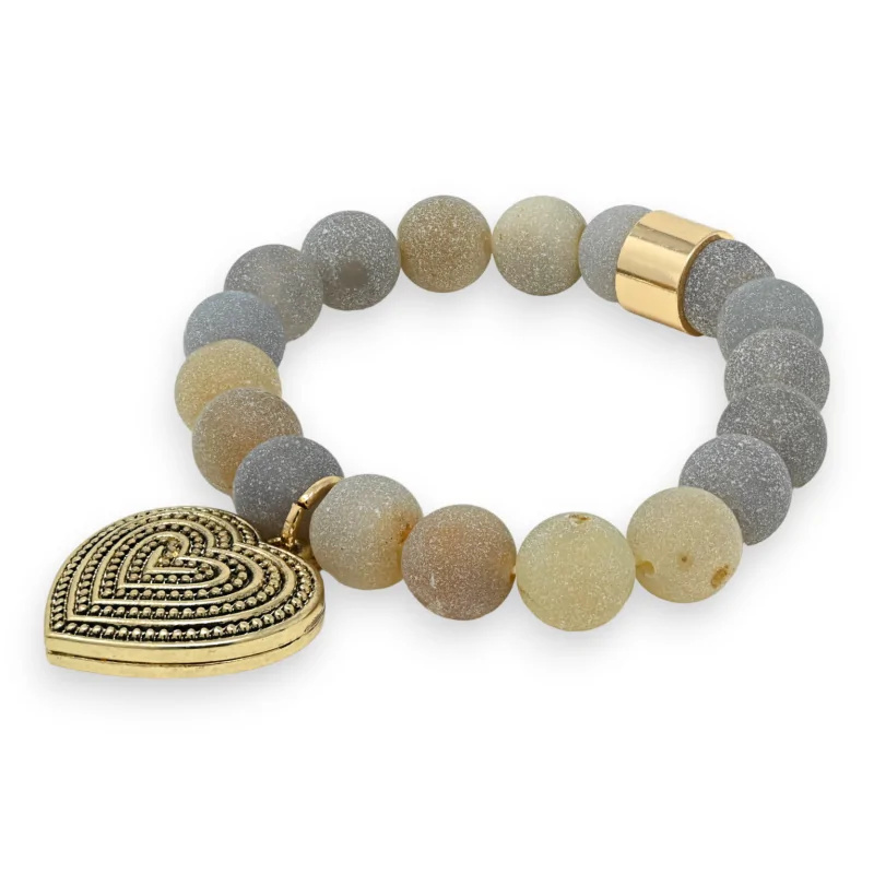 Pulsera de piedras en tonos beige y gris con dije de medallón de corazón dorado