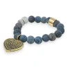 Pulsera de piedras gris antracita con dije de medallón dorado en forma de corazón