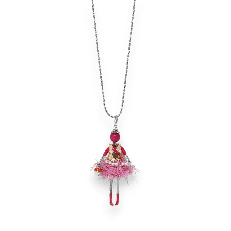 Collana a sautoir Pepète con vestito fashion rosa