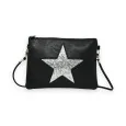 Bolso tipo sobre negro con correa y estrella brillante