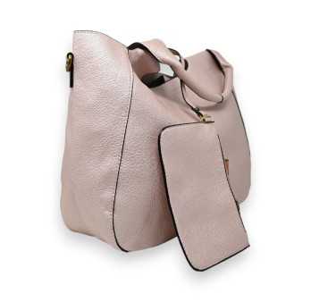 Große weiche Handtasche mit ihrem metallisch rosafarbenen Zubehör