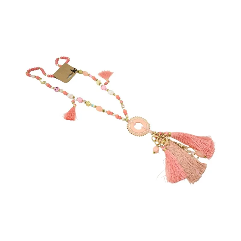 Collar colgante de fantasía en tonos rosados con medallón redondo, pompones y dijes