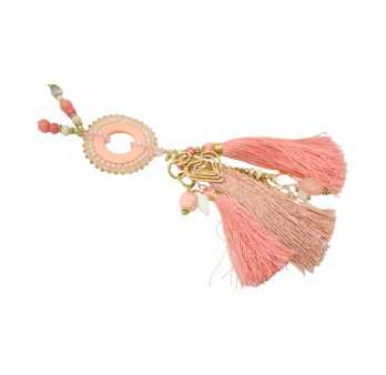 Collana lunga di fantasia in tonalità rosa con medaglione rotondo, pon pon e ciondoli