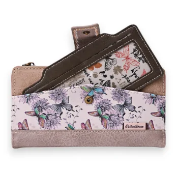 Portefeuille féminin motif floral, papillons et fille voyageuse, tons roses et marron Portefeuille féminin motif floral, papillons et fille voyageuse, tons roses et marron