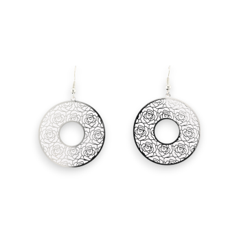 Round earring with silver metal lace pattern