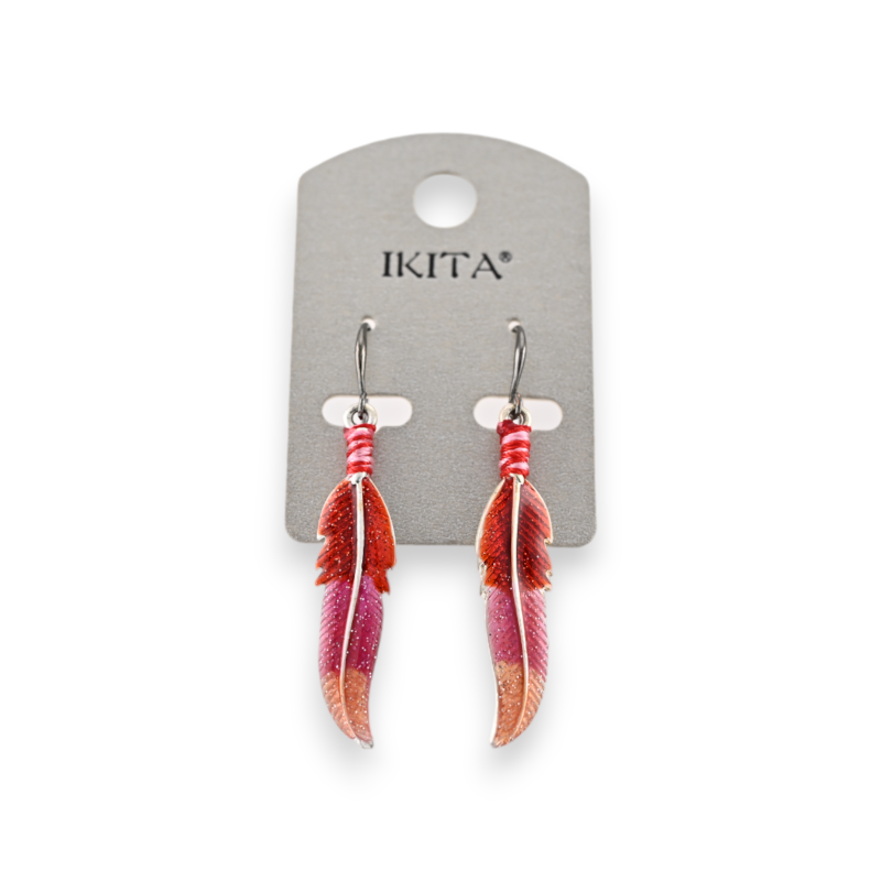 Pendientes de metal plateado con pluma roja y rosa marca Ikita